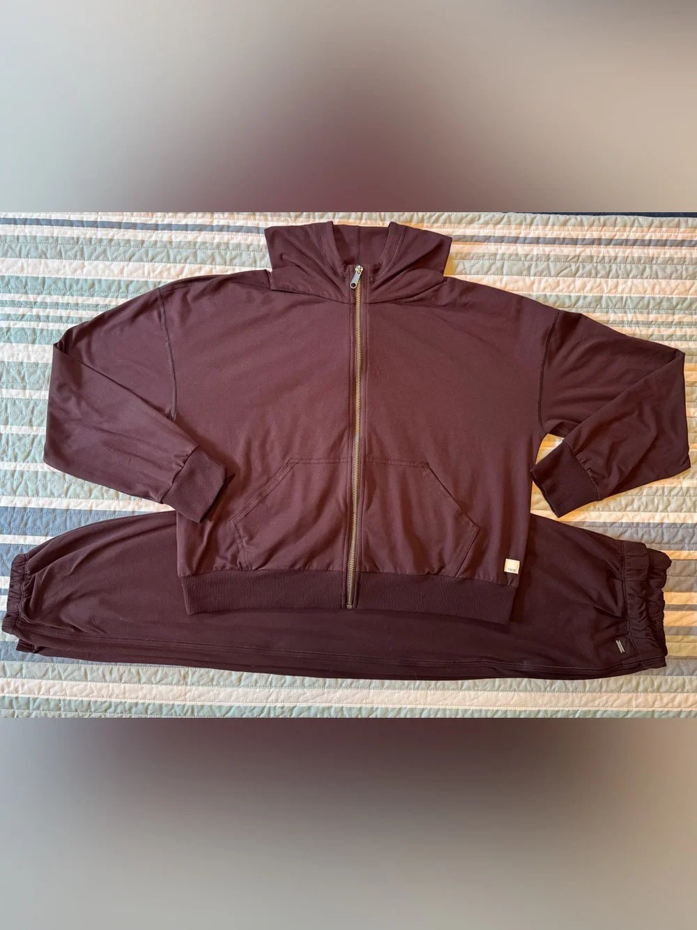 EUC Vuori Halo Modern Sweatpant and Hoodie Set in Raisin